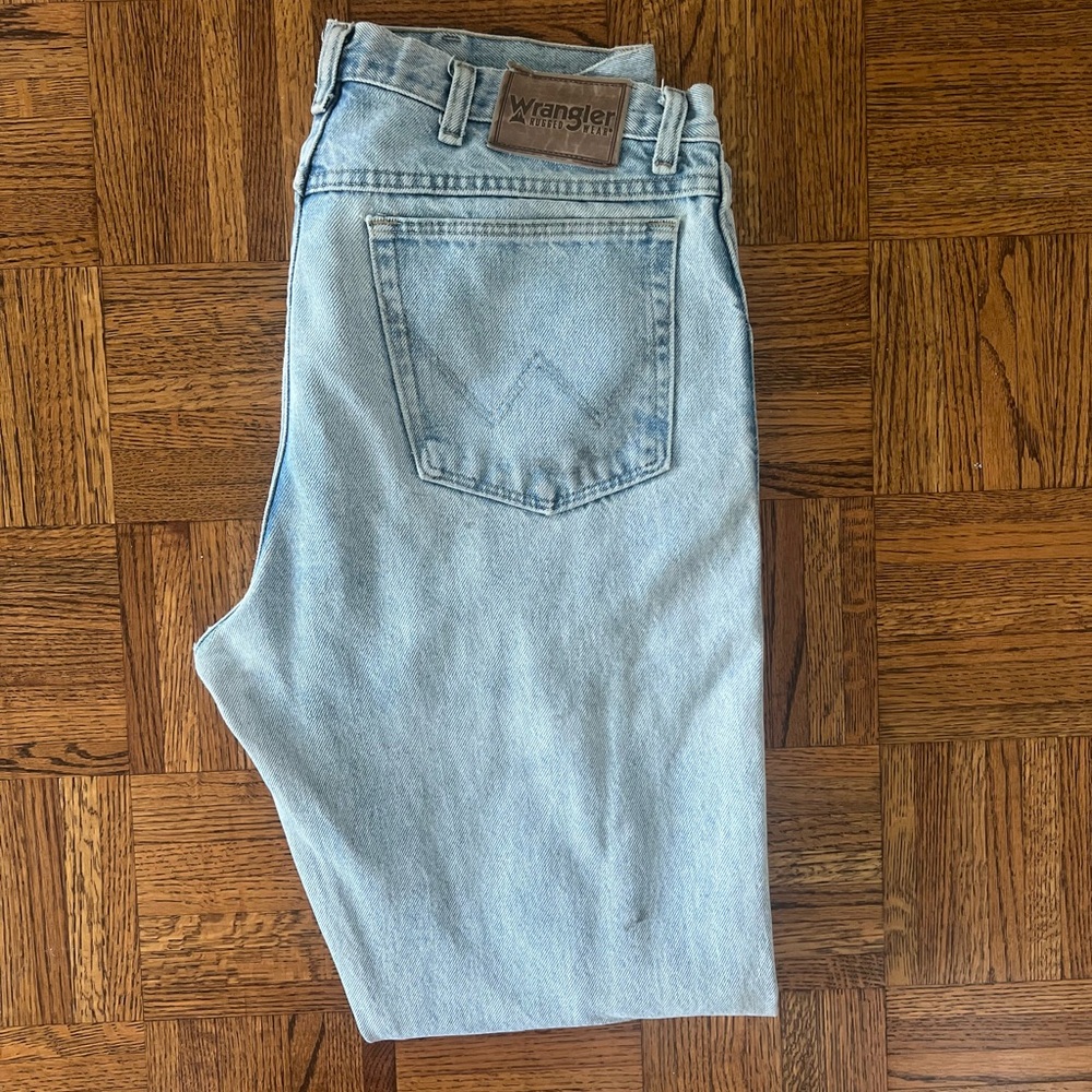 Wrangler Men's Light Wash Relaxed Fit Jeans